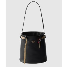 [PRADA-프라다]주얼리 벨트가 달린 가죽 프라다 버클 버킷백 1BE085